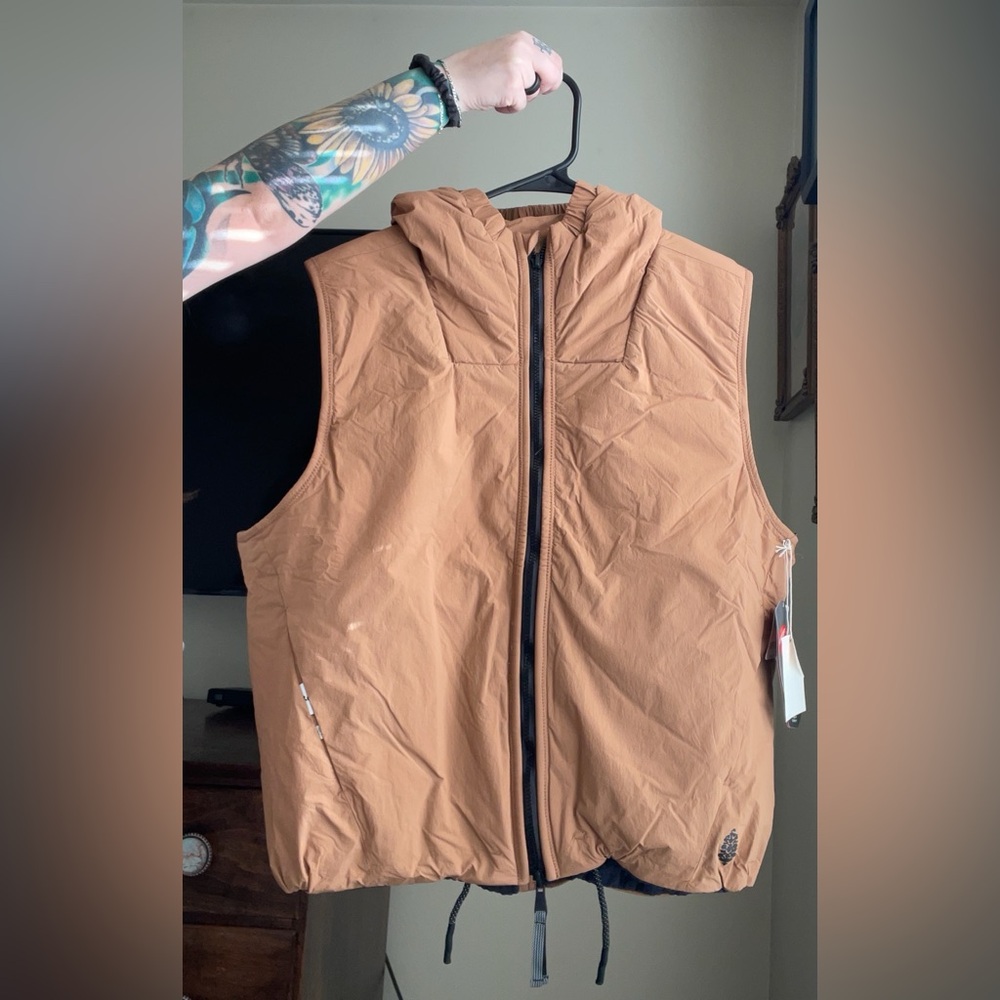 NWT- FP Movement Recreation Reversible Fleece Puffer Vest - Picture 3 of 3